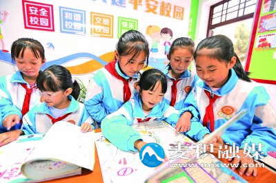 甘肃定西安定区东关小学的学生利用手抄报学习网络安全相关常识。新华社发